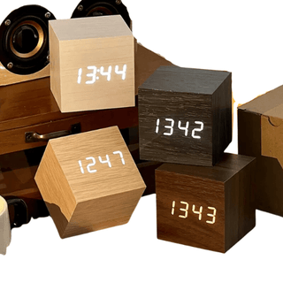 Orologio Scrivania Comodino Legno Peso 130gr Ricaricabile Cavo Incluso Batterie Luce LED Cubo - INTERIOR DREAM DESIGN